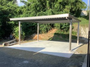 住宅外観になじむシンプルなデザインのカーポート